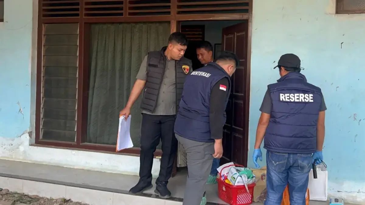 OLAH TKP: Polisi saat melakukan olah TKP kejadian dugaan pembunuhan di Desa Kebonsari, Kecamatan Karangdadap, Kabupaten Pekalongan, Minggu (5/7/2026). 