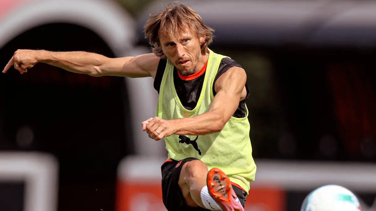 MUSIM TAMAT: Cedera yang dialami Luca Modric ancam karir di AC Milan dan Piala Dunia 2026 (AC Milan)