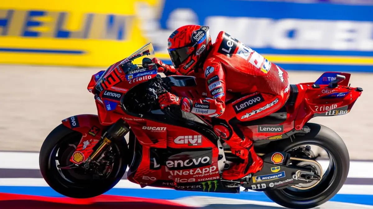 Marc Marquez, Misano Circuit, MotoGP 2025. Kolektor berdompet tebal bisa memiliki fairing asli desmosedici GP25 bekas pakai Marq Marquez maupun Pecco Bagnaia. (Ducati) 