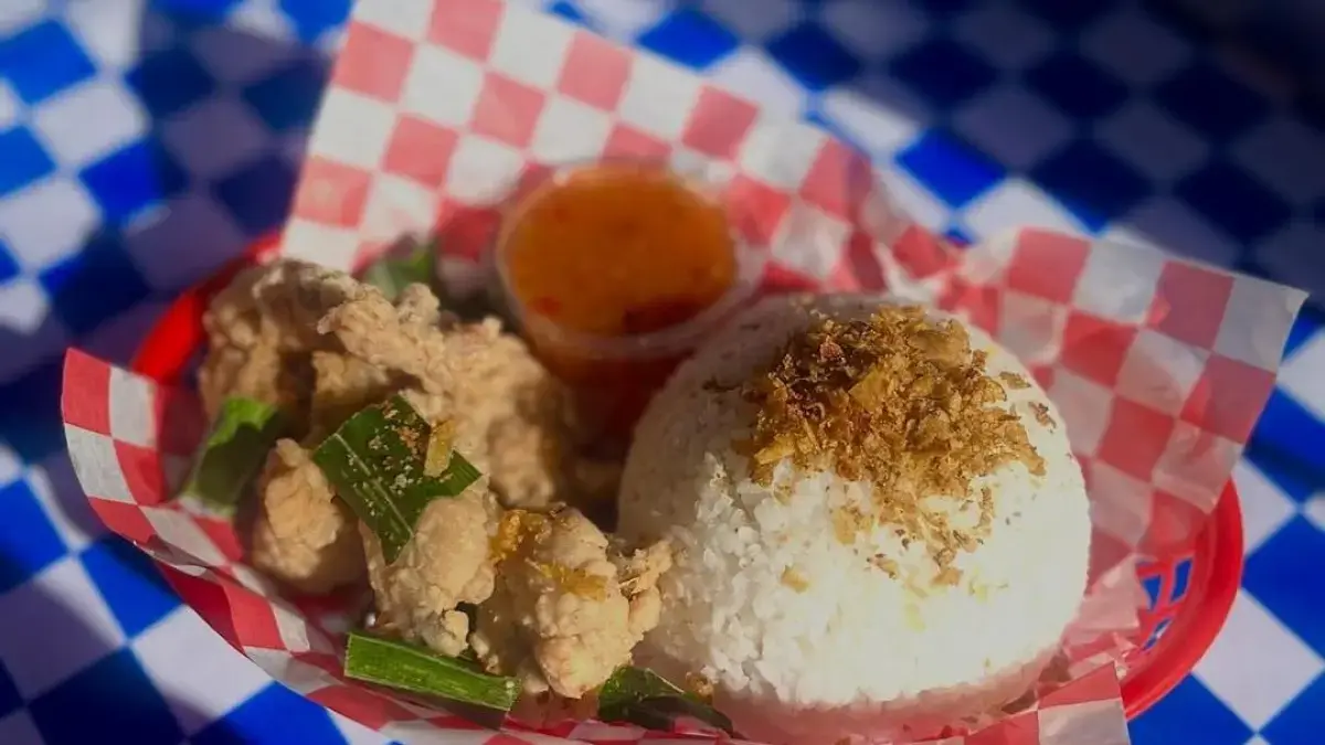 Ayam goreng Thailand dengan saus khas. (Instagram @sawasdee.fried)