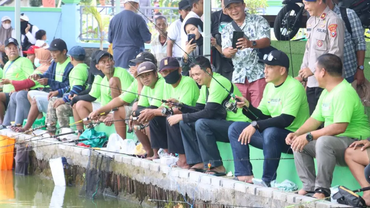 KESABARAN: Memancing merupakan hobi yang butuh kesabaran (Polresta Banyuwangi)