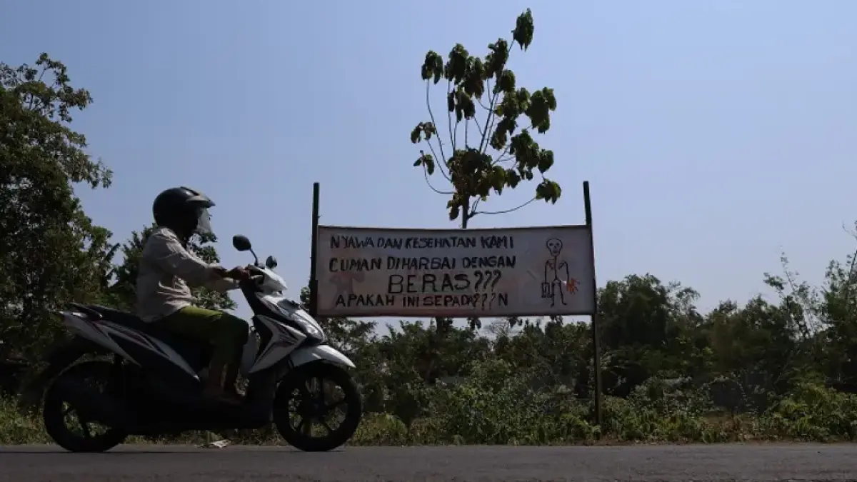 Warga pasang banner protes soal kompensasi yang tidak layak. (Foto Wahyu Adji)
