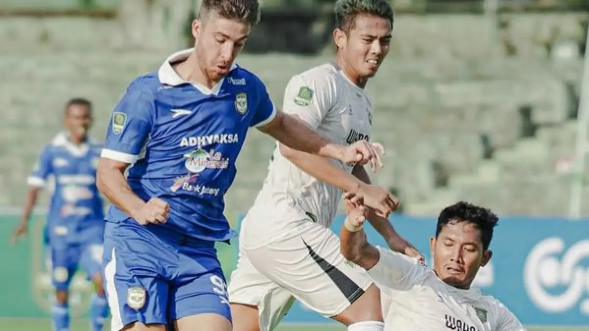 Aksi para pemain Adhyaksa FC berjibaku dengan lawannya di Liga 2 Pegadaian.