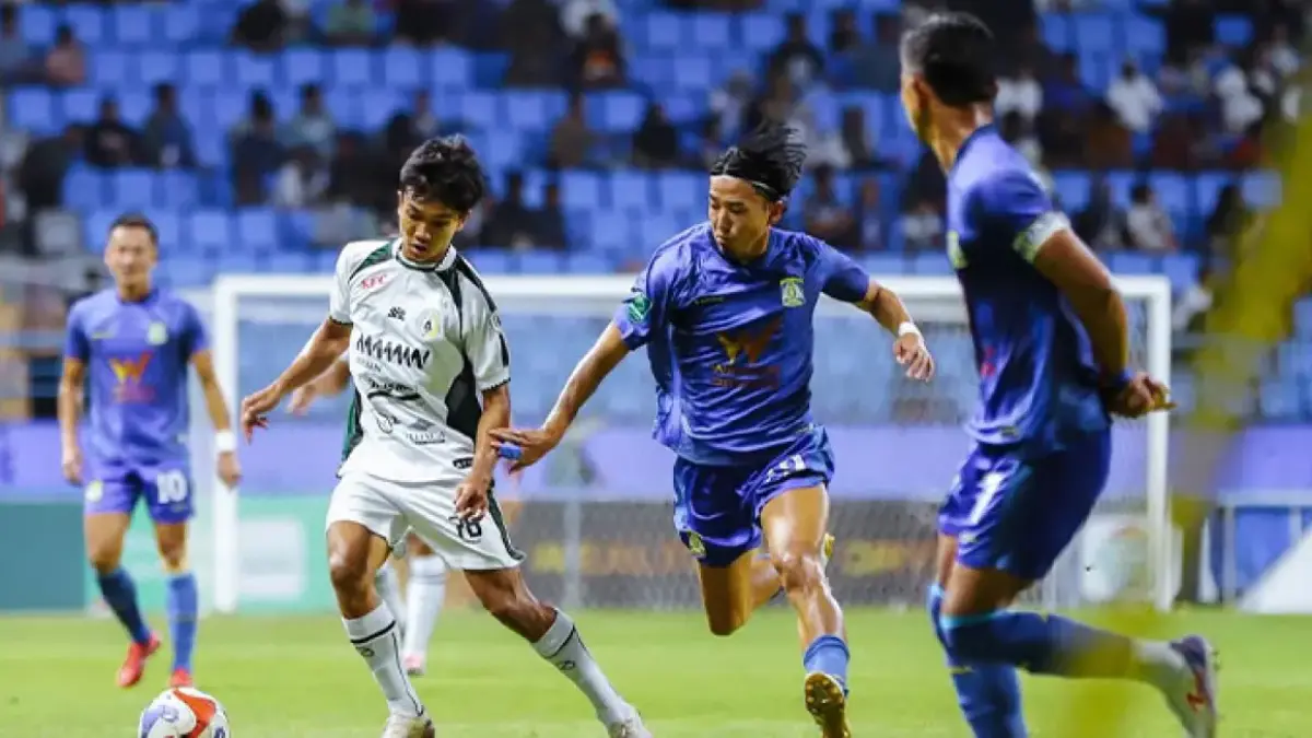 LINCAH: Pemain PSS Sleman Dominikus Dion berhasil melewati hadangan pemain Persiba Balik Papan, Minggu (26/4). Dalam laga ini PSS Sleman ditahan imbang oleh tuan rumah dengan skor 1-1 dan harus menang melawan PSIS Semarang pada hari Minggu (3/4) untuk bisa langsung lolos ke liga 1.
