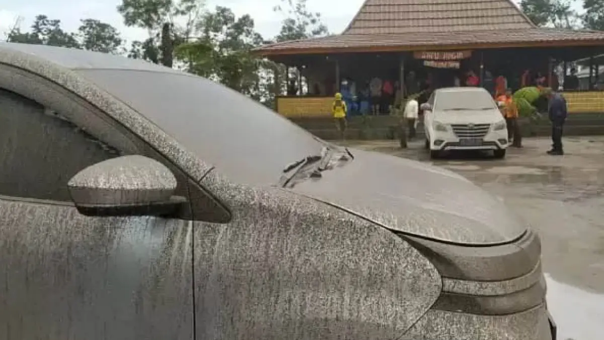 Ilustrasi mobil terkena abu vulkanik dari gunung meletus. (JAWA POS)
