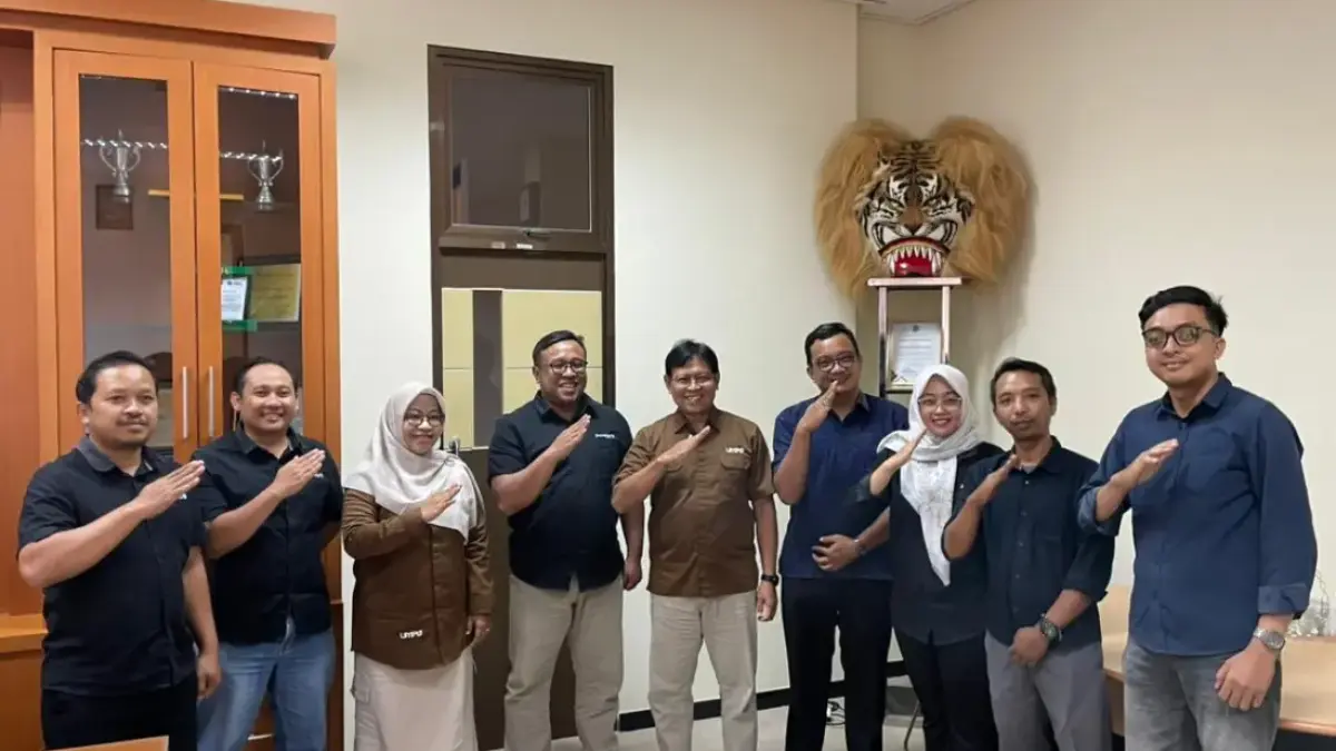 Rektor Universitas Muhammadiyah Ponorogo Rido Kurnianto (lima dari kanan) dan jajarannya menerima kunjungan Direktur Jawa Pos Radar Madiun Ockta Prana Lagawira (empat dari kiri) beserta rombongan, Rabu (3/6).