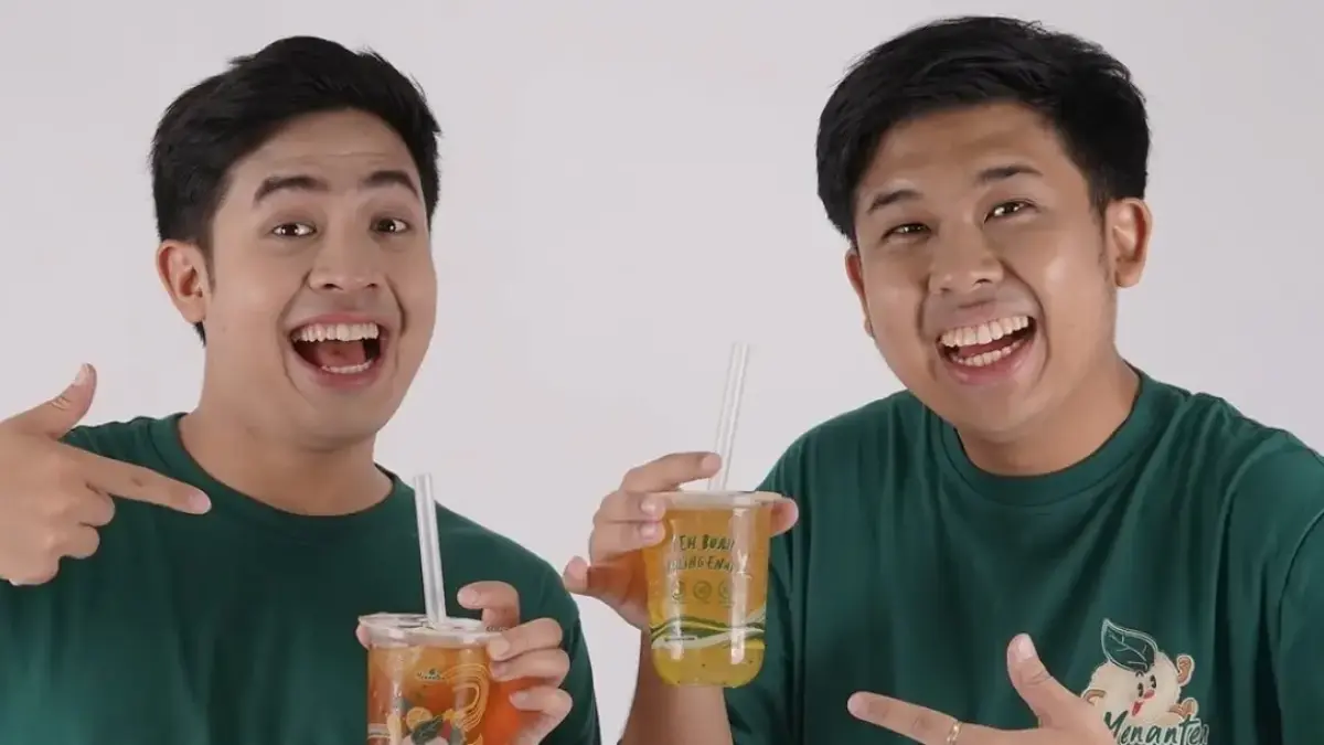 MENANTEA: Jerome Polin dan Jehan Panangian memegang produk Menantea, yang akan tutup gerai permanen per 25 April 2026 akibat kerugian internal