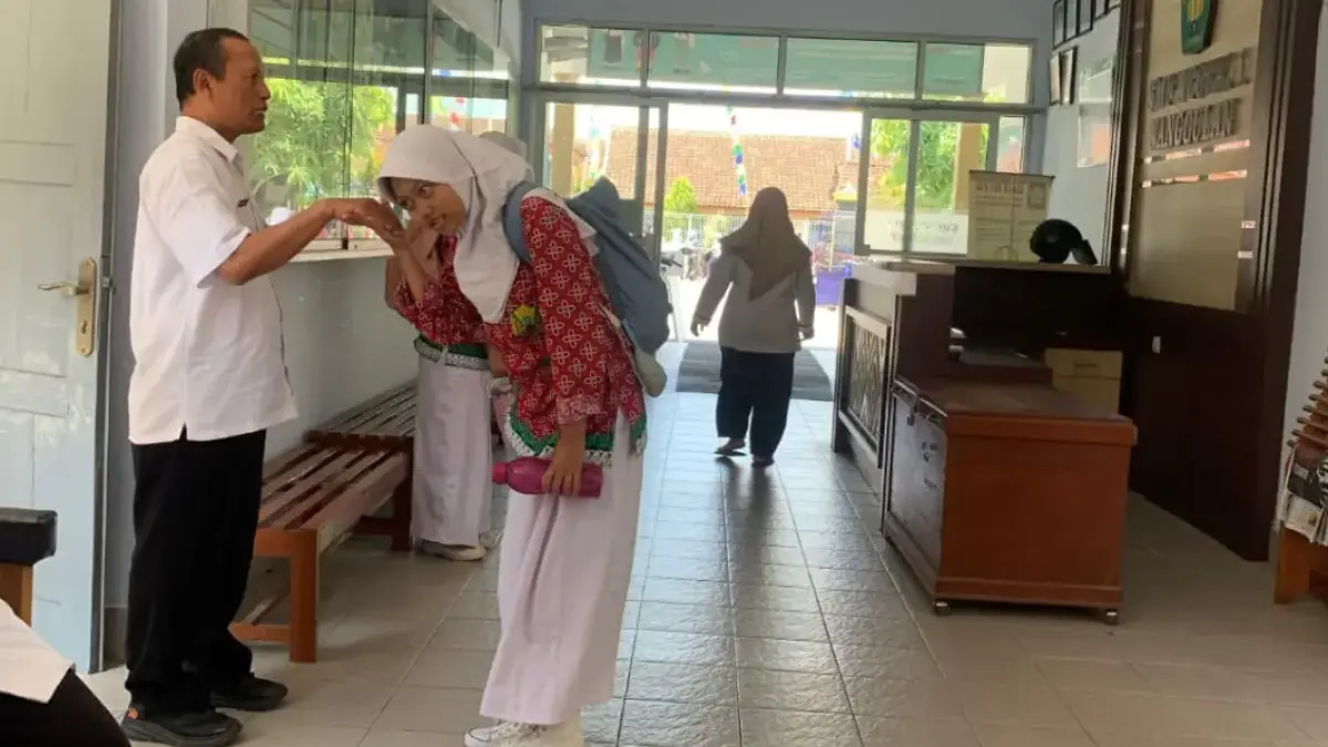 PULIH: Siswa SMPN 1 Nanggulan kembali beraktivitas kembali setelah gejala keracunan muncul. (ANOM BAGASKORO/RADAR JOGJA)