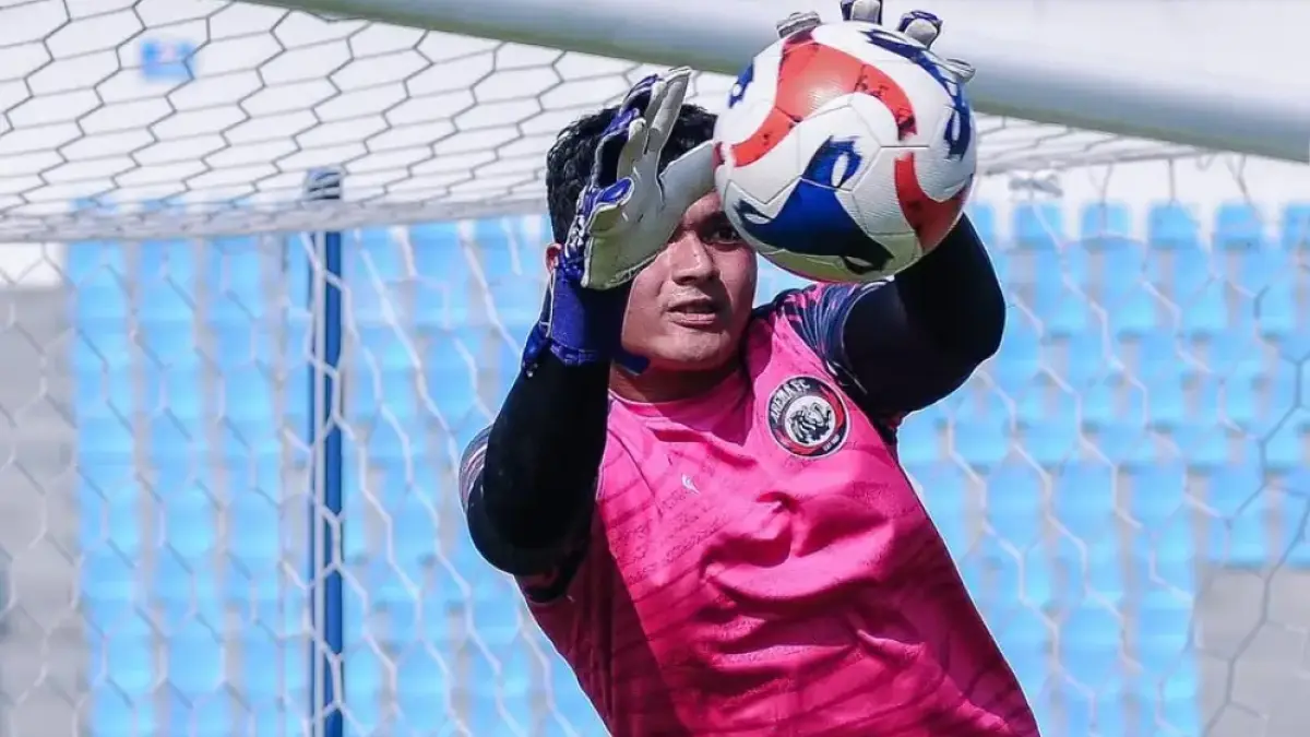 LATIHAN: Adi Satryo menangkap bola dalam sesi latihan tim di Stadion Kanjuruhan sebelum melawan Malut United. (Foto: MO Arema FC)
