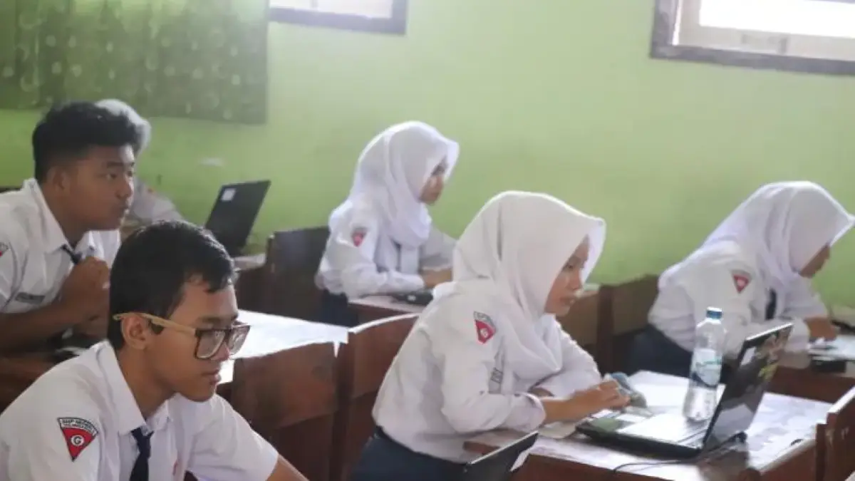 Siswa-siswi kelas IX SMPN 2 Tulungagung megikuti TKA untuk pertama kalinya. 