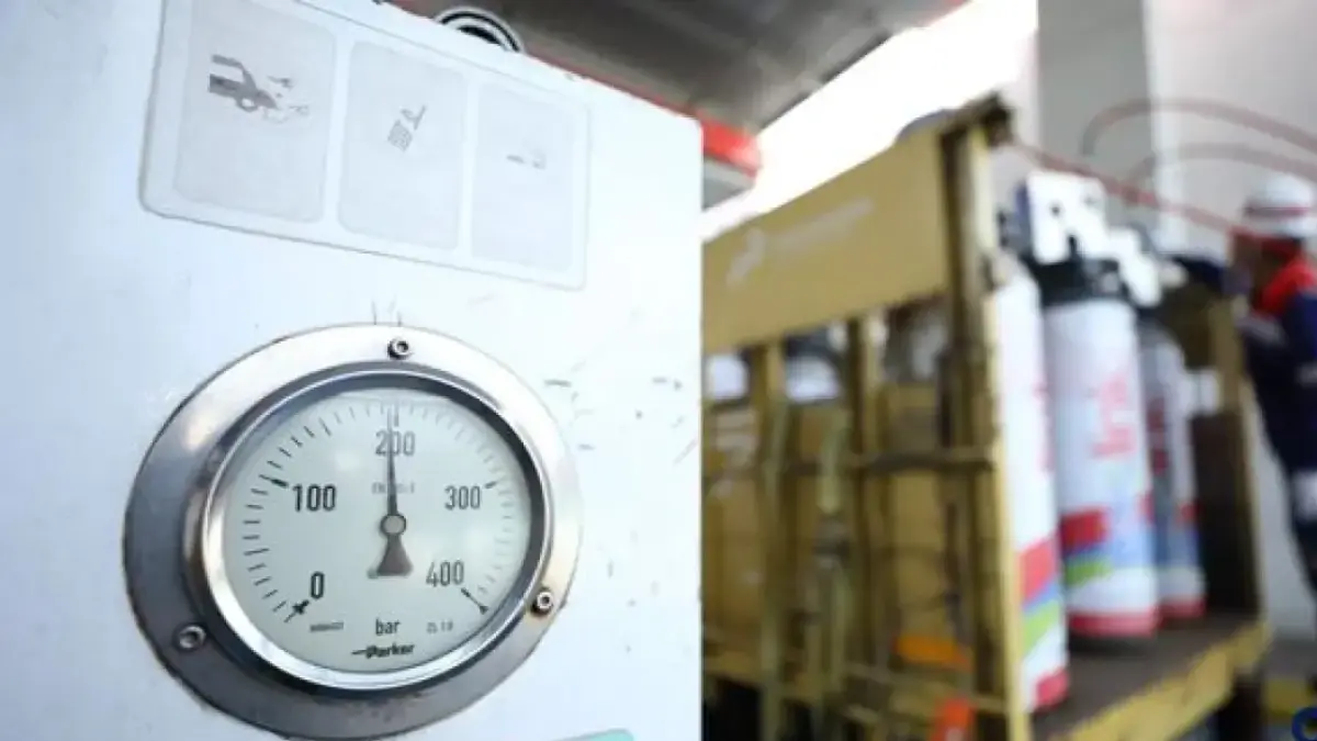 UJI COBA: Petugas mengisi tabung CNG bertekanan 200 bar di SPBG. CNG 3 Kg disiapkan jadi alternatif LPG.