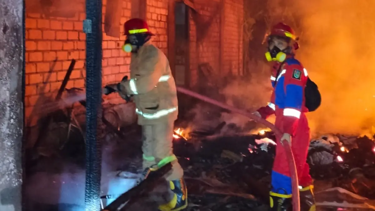 Petugas Damkar Tuban saat menjalankan tugas pemadaman kebakaran. Dari hasil evaluasi, Kecamatan Kenduruan dan Senori butuh pos damkar sendiri.