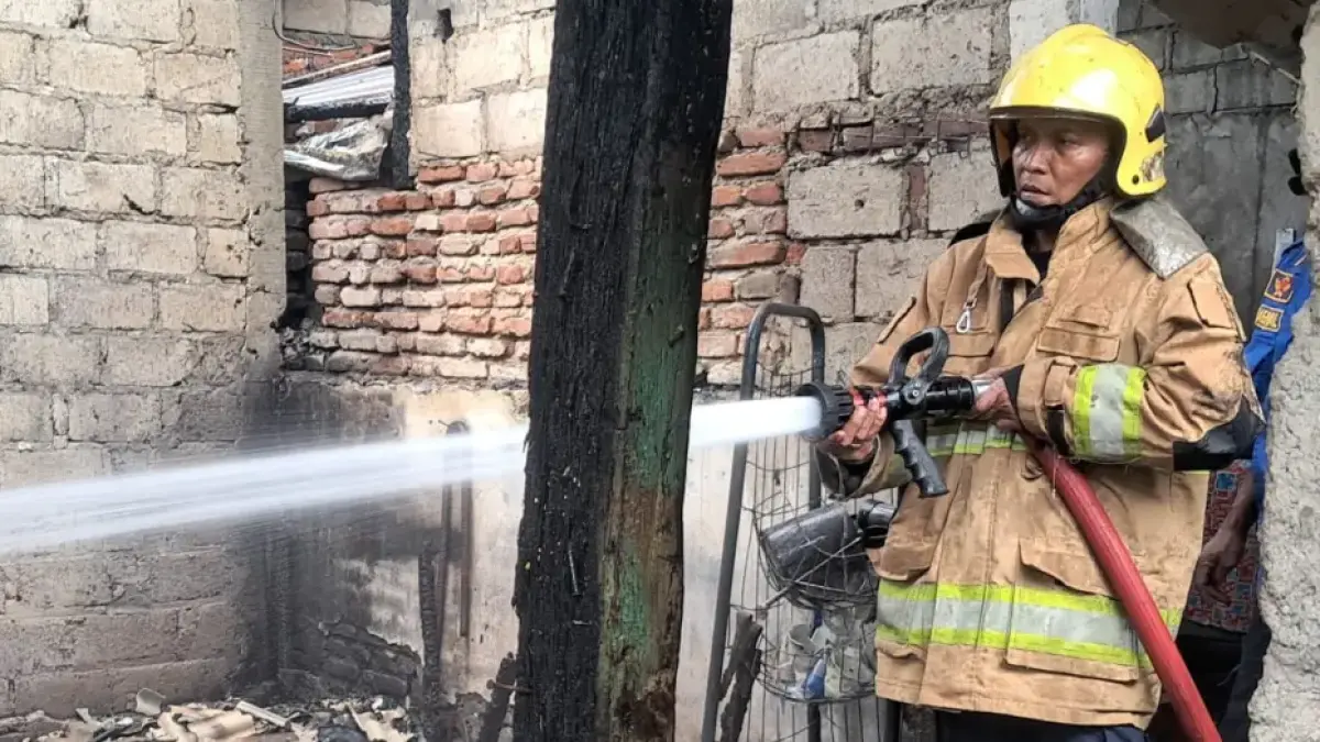 petugas damkar sedang memadamkan api di rumah warga Papar
