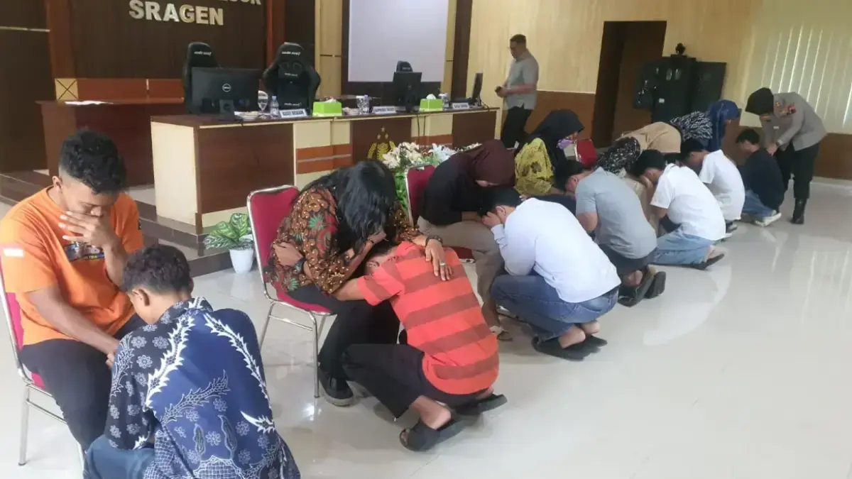 Ahmad Khairudin/Radar Solo
Tujuh pelajar pelaku pocong jadi-jadian dihukum sungkem ke orang tuanya di Mapolres Sragen, Jumat (29/5/2026).