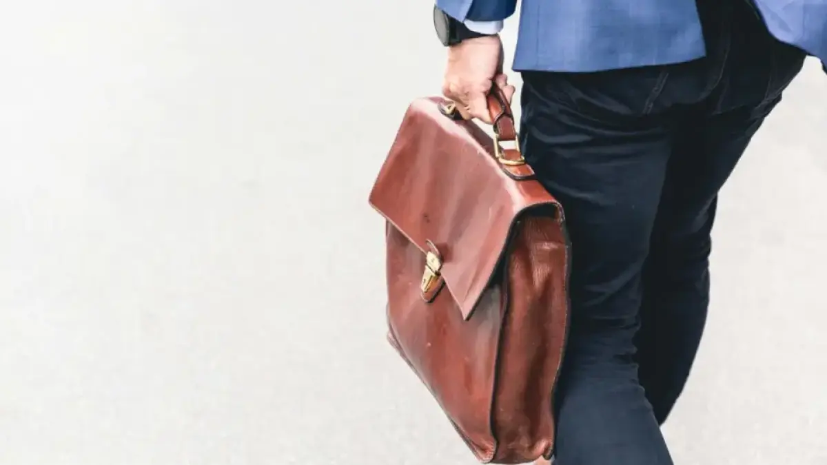 Disnakerin Tuban mencatat 73 PMI berangkat ke luar negeri dalam lima bulan terakhir. (Marten Bjork on Unsplash)