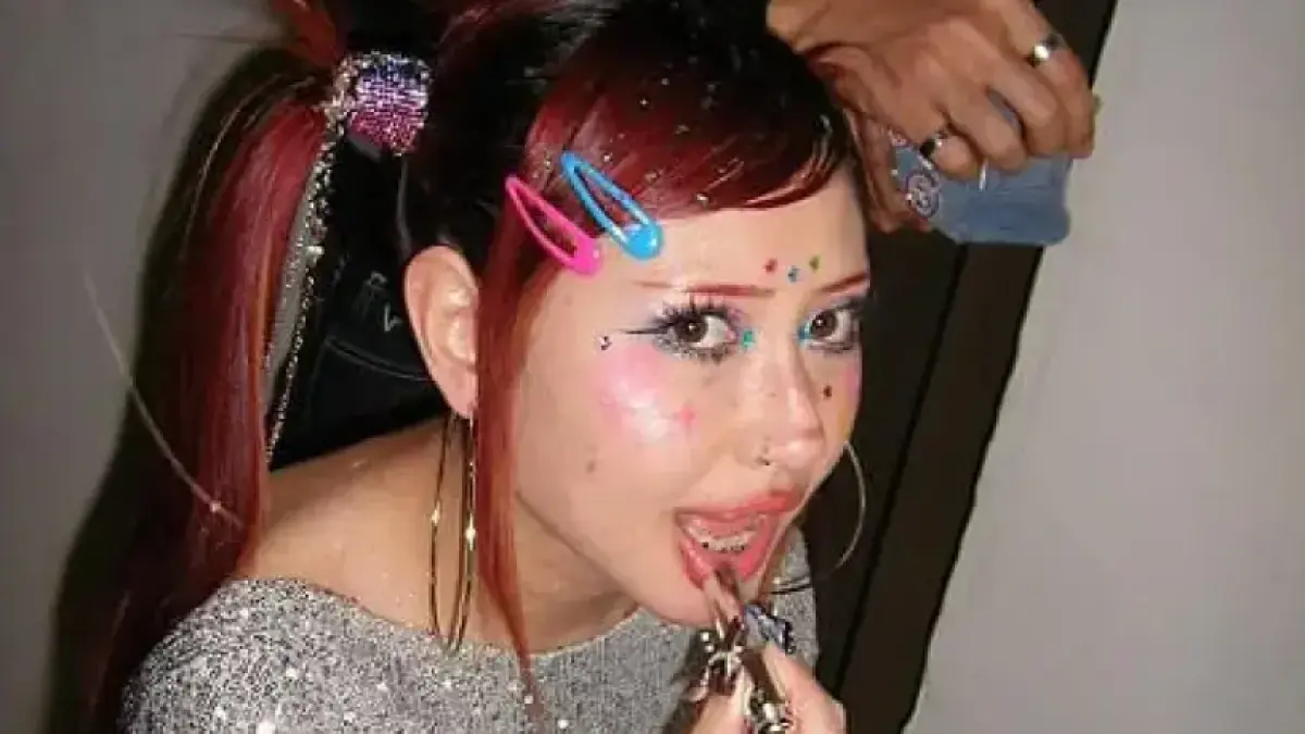 GAYA GEN Z: Penyanyi Naykilla tampil ekspresif dengan tren makeup Y2K dan aksesori tooth gems yang viral.
