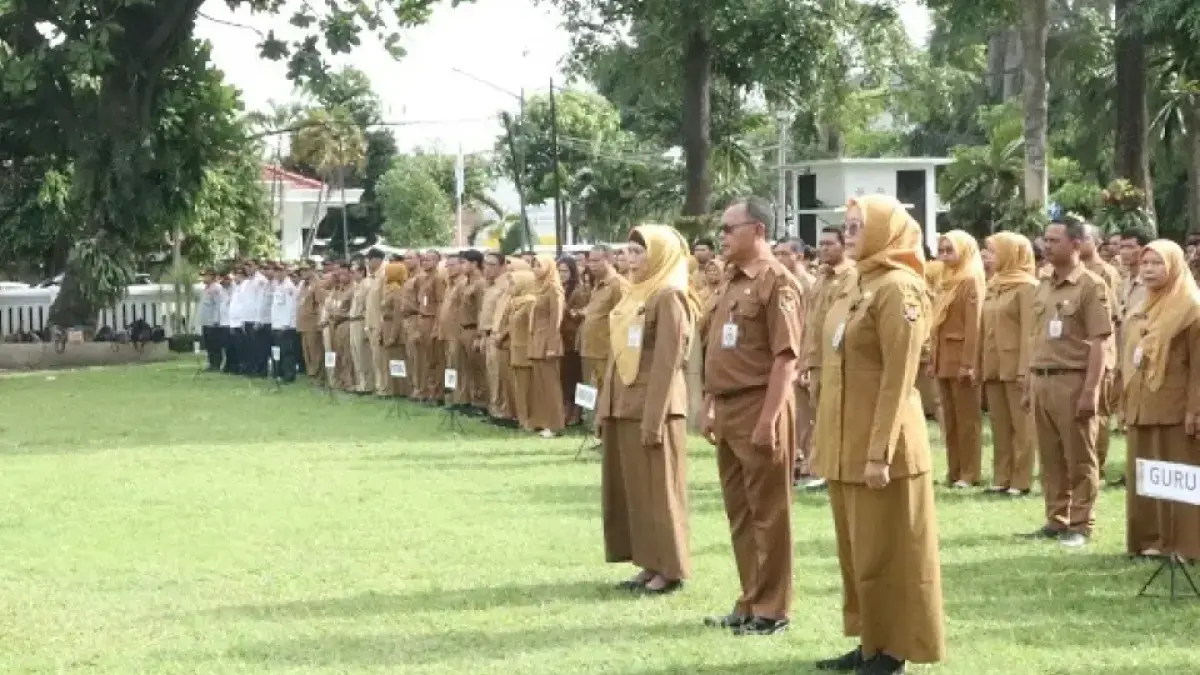 Guru PPPK paruh waktu saat menerima penyerahan SK pengangkatan yang diserahkan Wali Kota Kediri Vinanda Prameswati awal Januari 2026 lalu. 