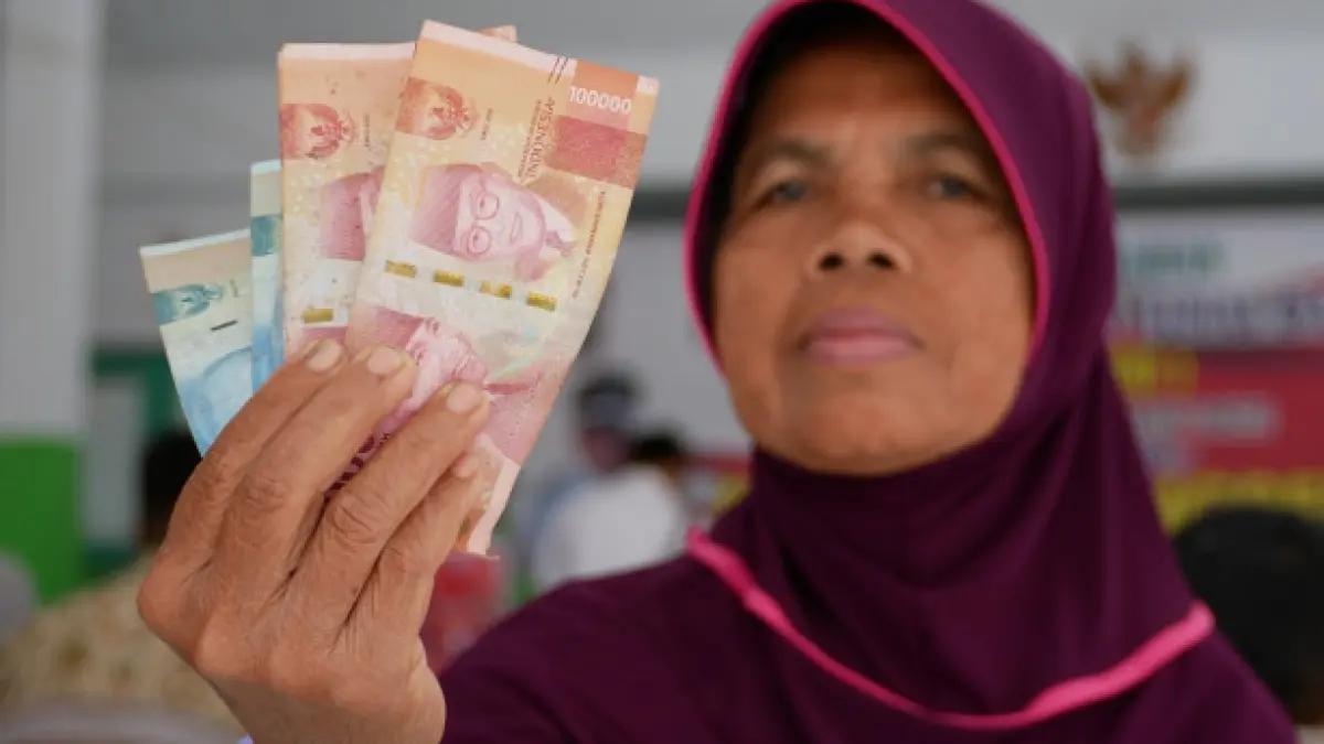 DITERIMA: Salah satu penerima BLT DD Karangbendo, Kecamatan Kunir, kemarin. Pemerintah belum menerbitkan ketetapan mengenai pencairan BLT Kesra 2026. (Dok. Radar Semeru)