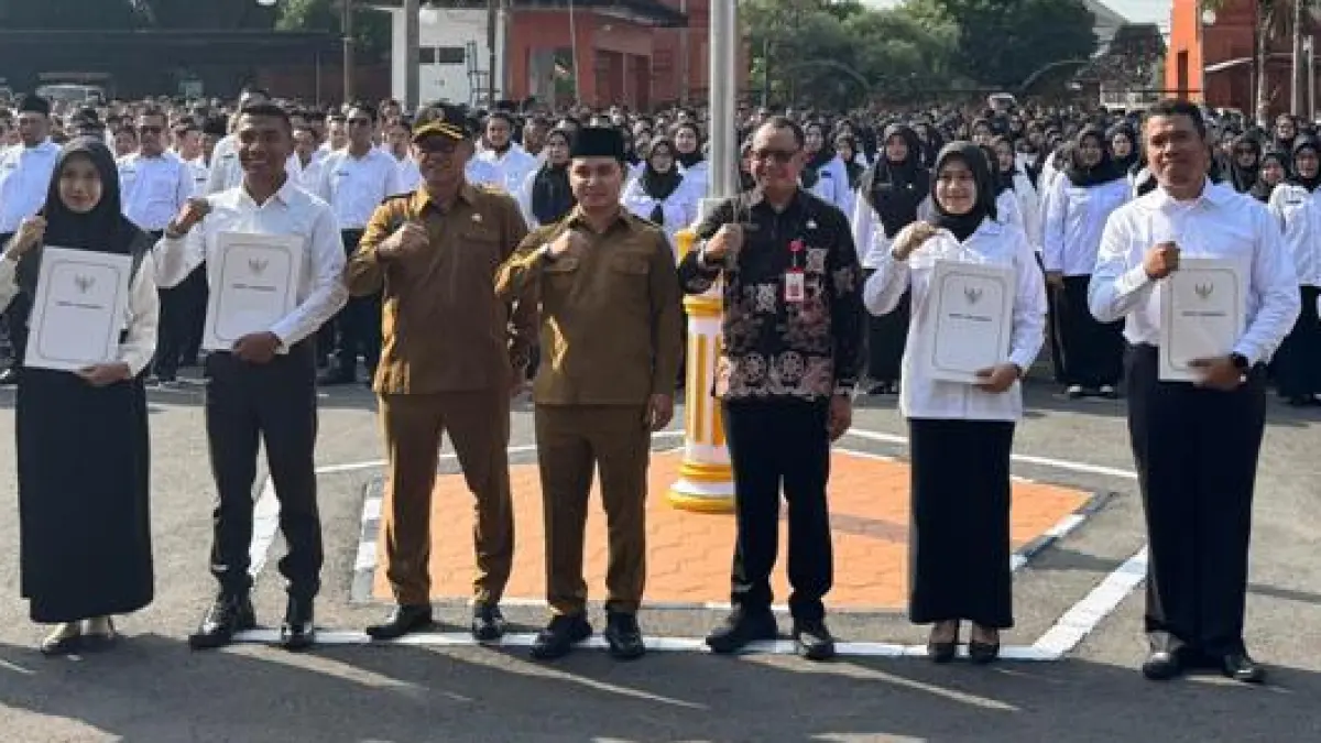 BANGGA: Kepala BKPSDM Kabupaten Amat Susilo mendampingi Bupati Muhammad Albarraa saat menyerahkan SK pengangkatan PPPK paruh waktu, Desember 2025 lalu.