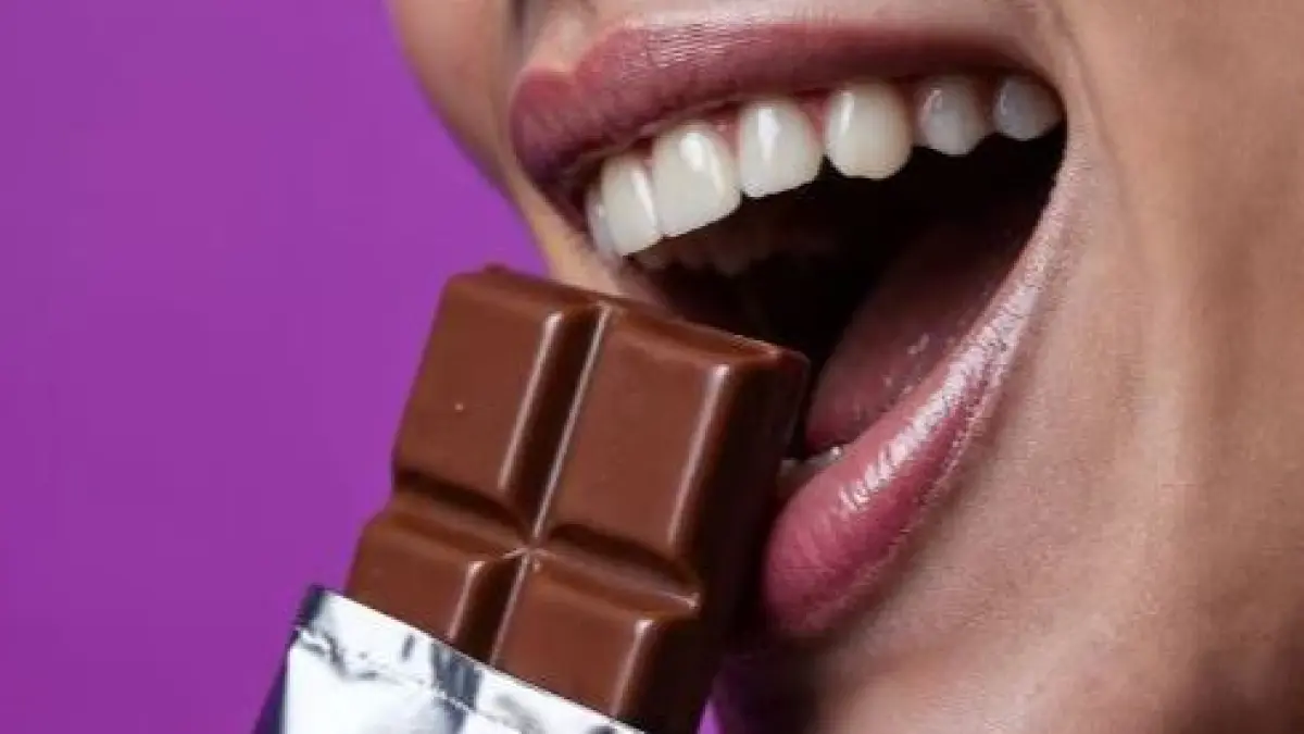 Cokelat malam hari memang nikmat, tapi efeknya bisa bikin mata melek semalaman.